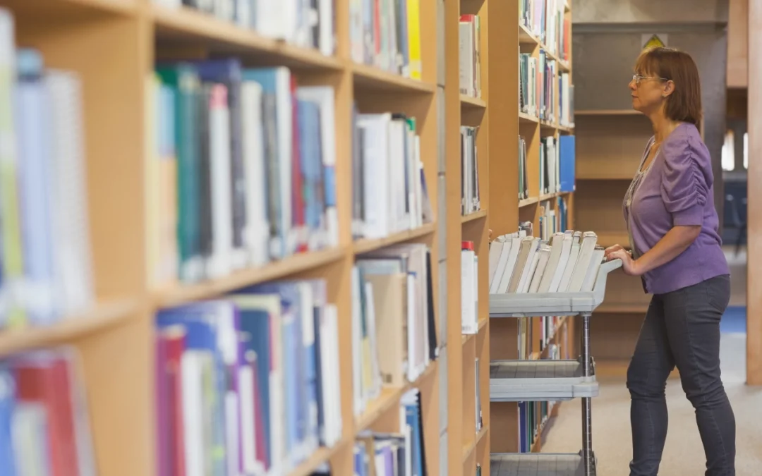 bibliotekarka z wózkiem z książkami