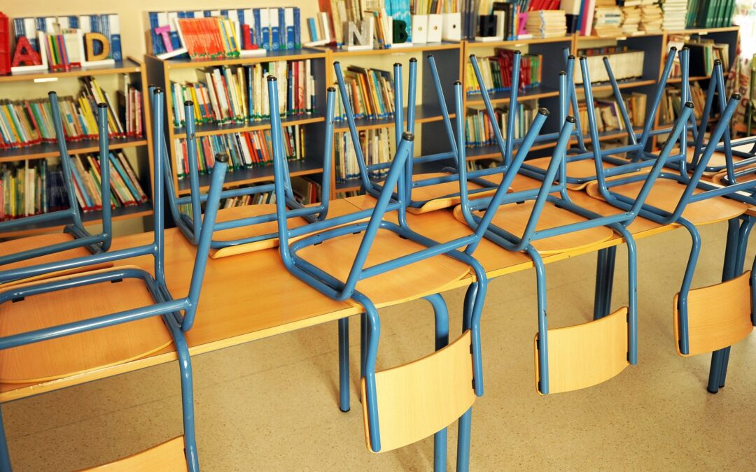 Krzesełka na stołach w bibliotece