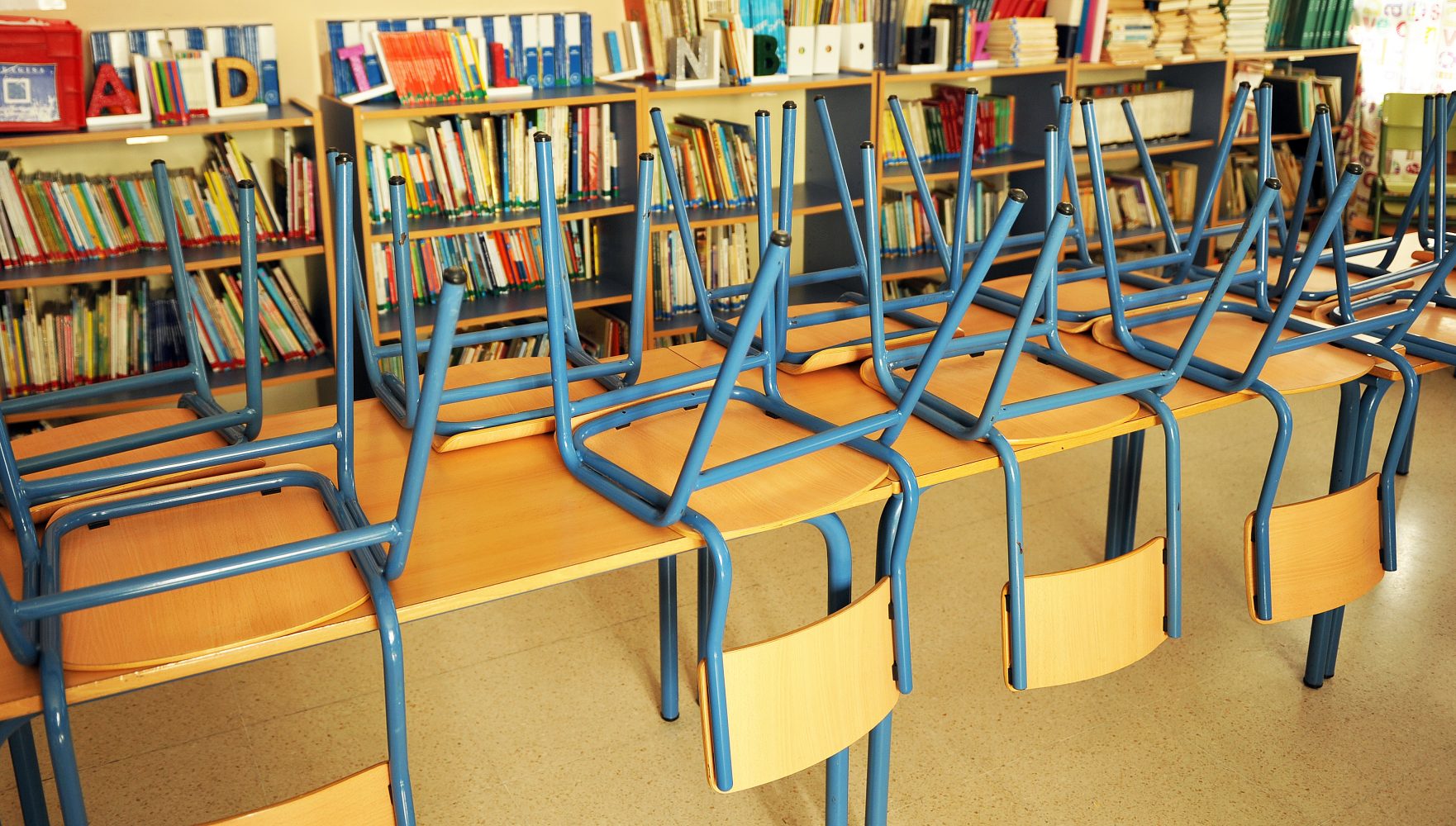 Krzesełka na stołach w bibliotece