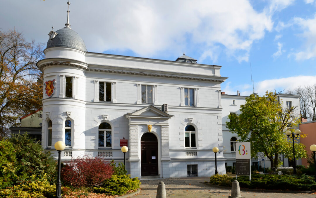 budynek biblioteki w dębnie